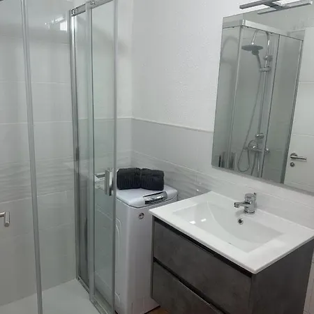 Alexander Home, Cristianos Appartement