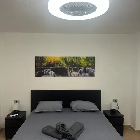 דירה Alexander Home, Cristianos ארונה